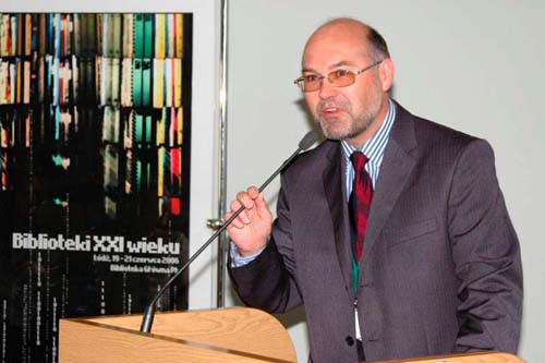 Director Błażej Feret welcomes attendees to the Libraries of the 21st century conference