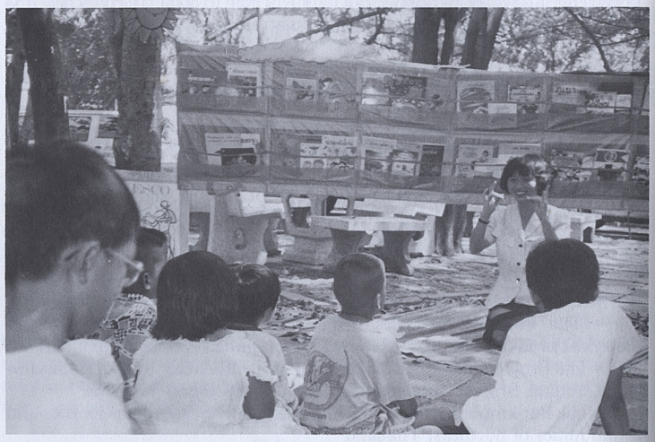 Miss Cheunwattana with children at the Travelling Exhibition